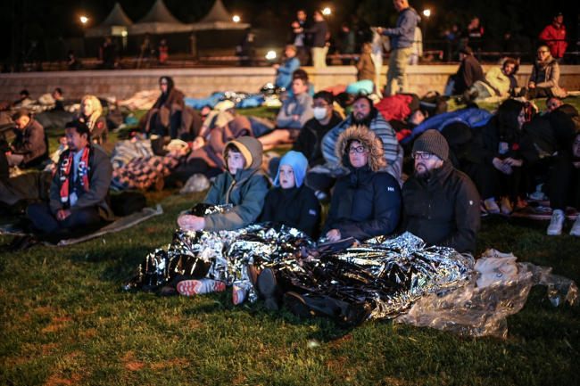 Avustralya ve Yeni Zelandalılar "Şafak Ayini" için Anzak Koyu'nda